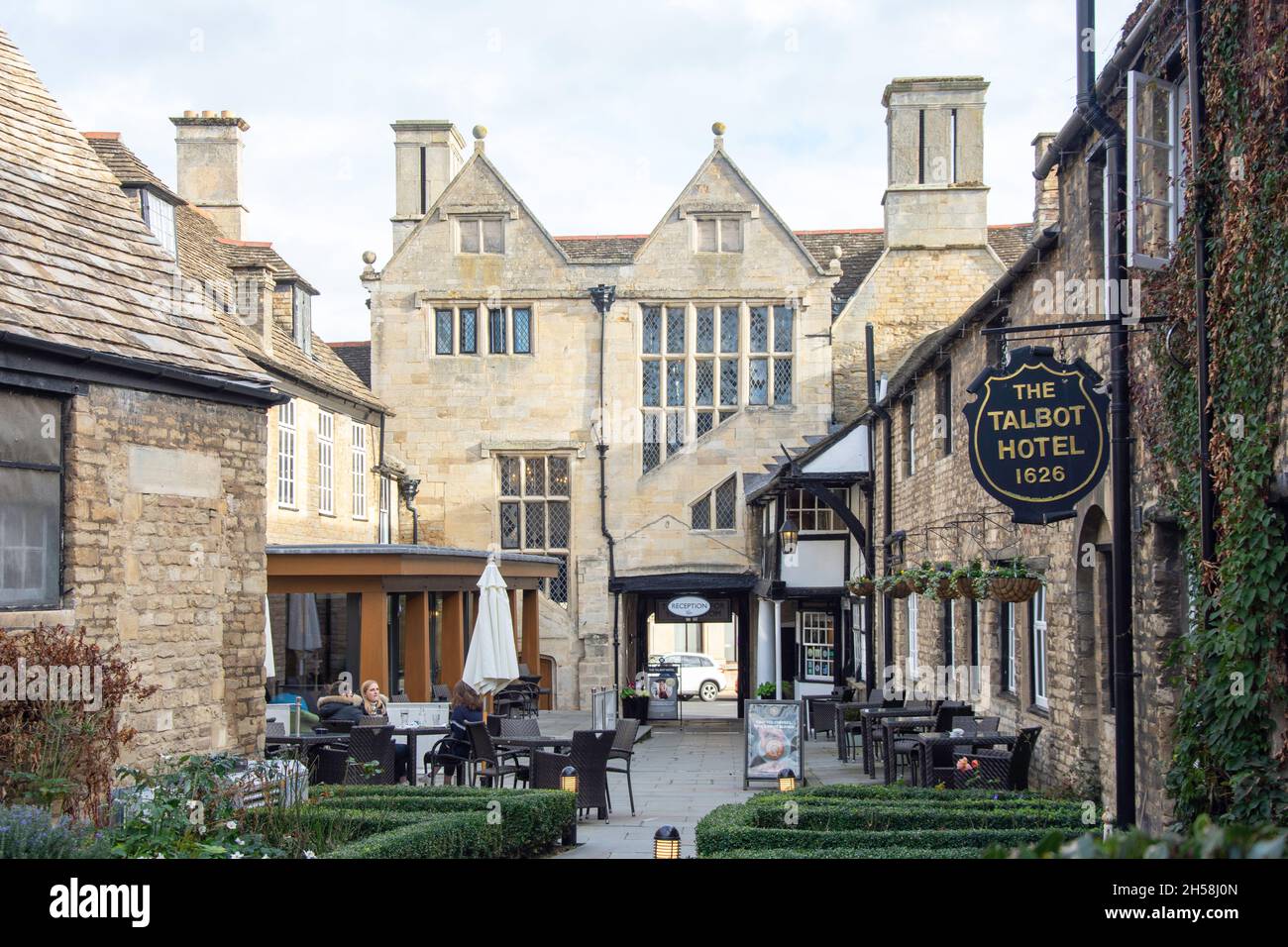 Cortile storico al Talbot Hotel 17 ° secolo, New Street, Oundle, Northamptonshire, Inghilterra, Regno Unito Foto Stock