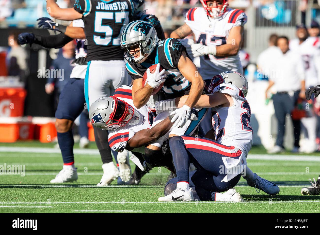 Charlotte, NC, Stati Uniti. 7 Nov 2021. New England Patriots wide receiver Matthew Slater (18) e difensive back Cody Davis (22) affrontare Carolina Panthers wide receiver Alex Erickson (13) sul punt ritorno nel terzo trimestre della partita NFL presso Bank of America Stadium di Charlotte, NC. (Scott Kinser/Cal Sport Media). Credit: csm/Alamy Live News Foto Stock