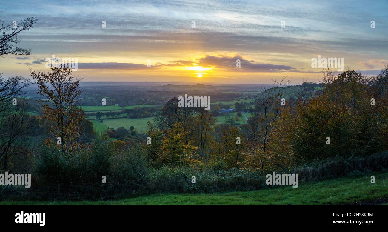 Vista panoramica a ovest mentre il sole dorato tramonta su Oare e attraverso la valle di Pewsey vale, North Wessex Downs AONB Foto Stock