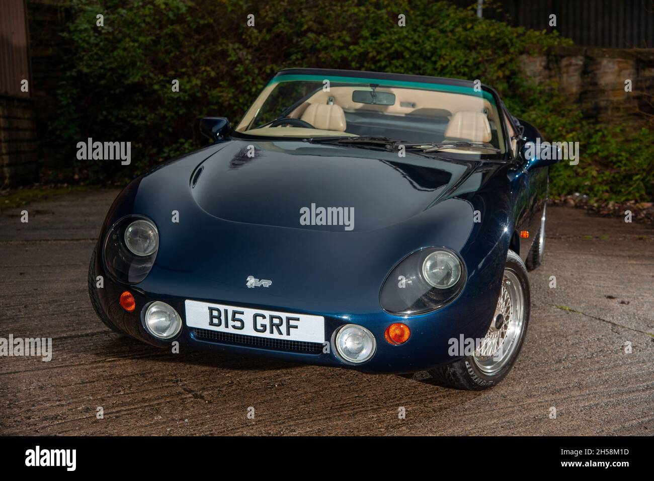 TVR Griffith parcheggiato su cemento in un ambiente industriale Foto Stock