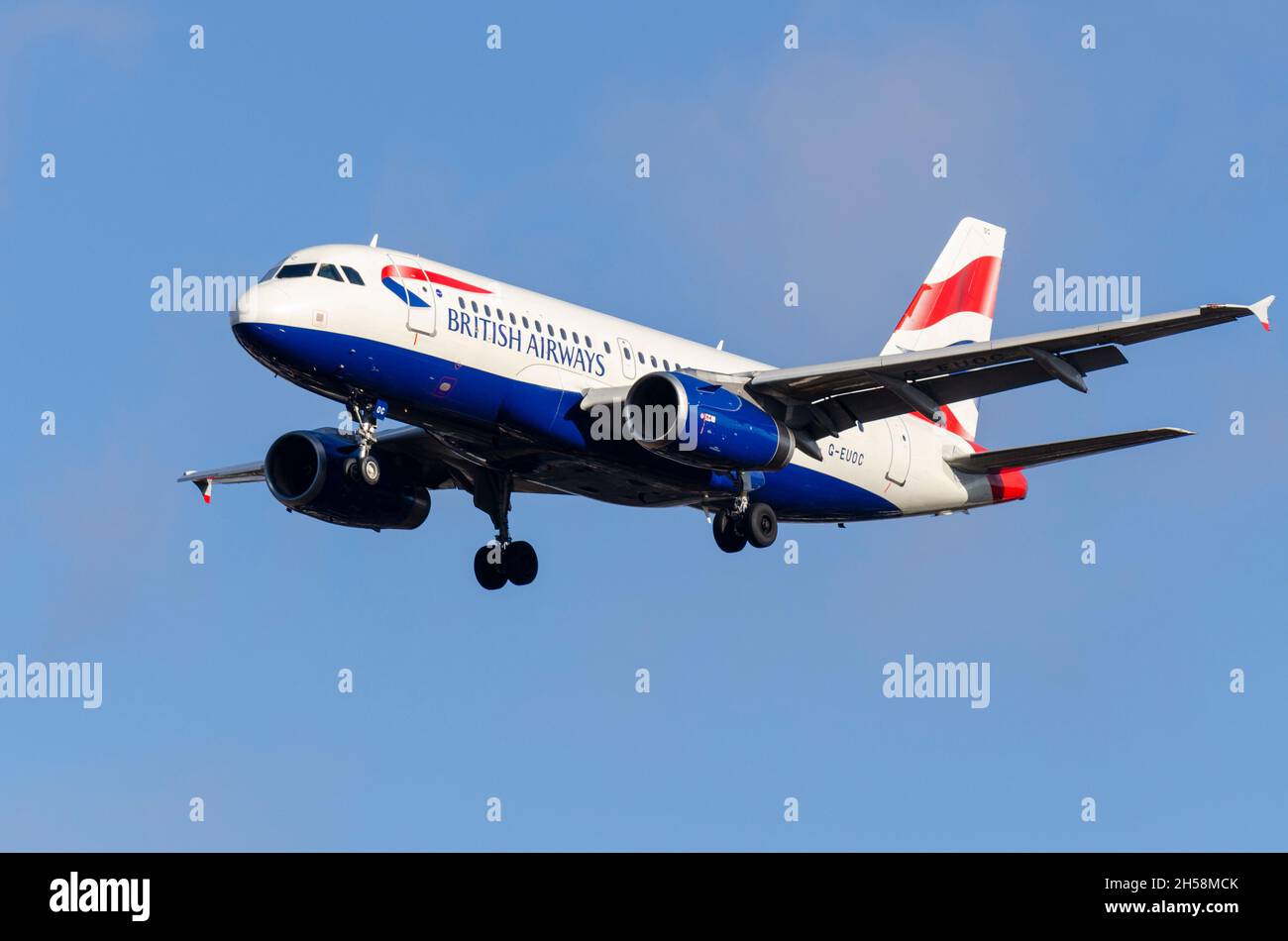 British Airways Airbus A319 aereo aereo aereo aereo aereo aereo aereo aereo G-EUOC su come arrivare a terra all'aeroporto di Londra Heathrow, Regno Unito. Piccolo aeroplano usato per corto raggio. Vecchio jet Foto Stock