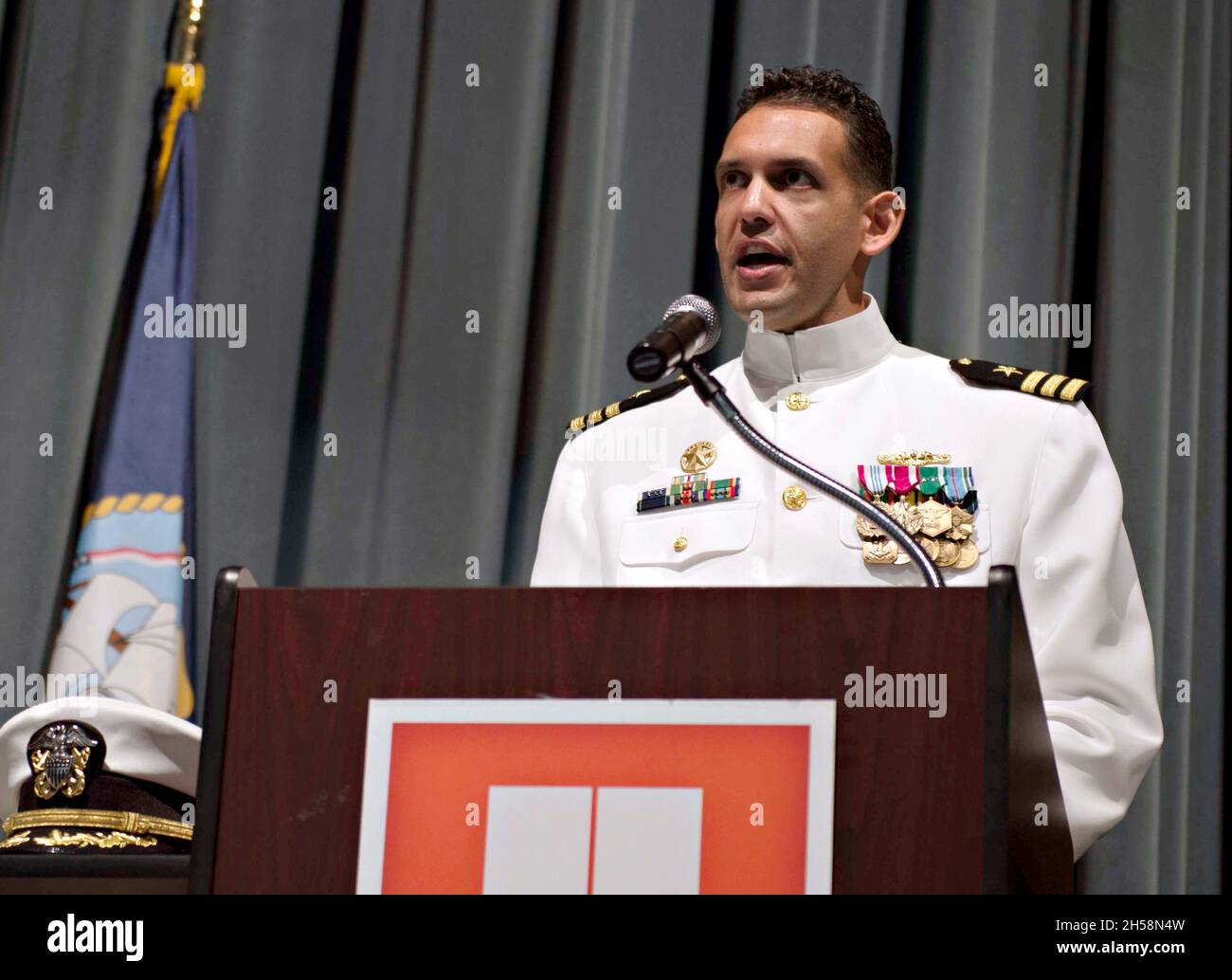 Keyport, Stati Uniti. 08 Agosto 2019. U.S. Navy CMdR. Cameron Aljilani, parla durante una cerimonia di cambio di comando per il sottomarino ad attacco rapido di classe Seawolf USS Connecticut al Museo Navale Undersea degli Stati Uniti, 8 agosto 2019 a Keyport, Washington. Aljilani fu sollevato dal comando a seguito di una collisione subacquea nel Mar Cinese Meridionale il 2 ottobre 2021. Credit: MC1 Rebecca Ives/U.S. Navy/Alamy Live News Foto Stock