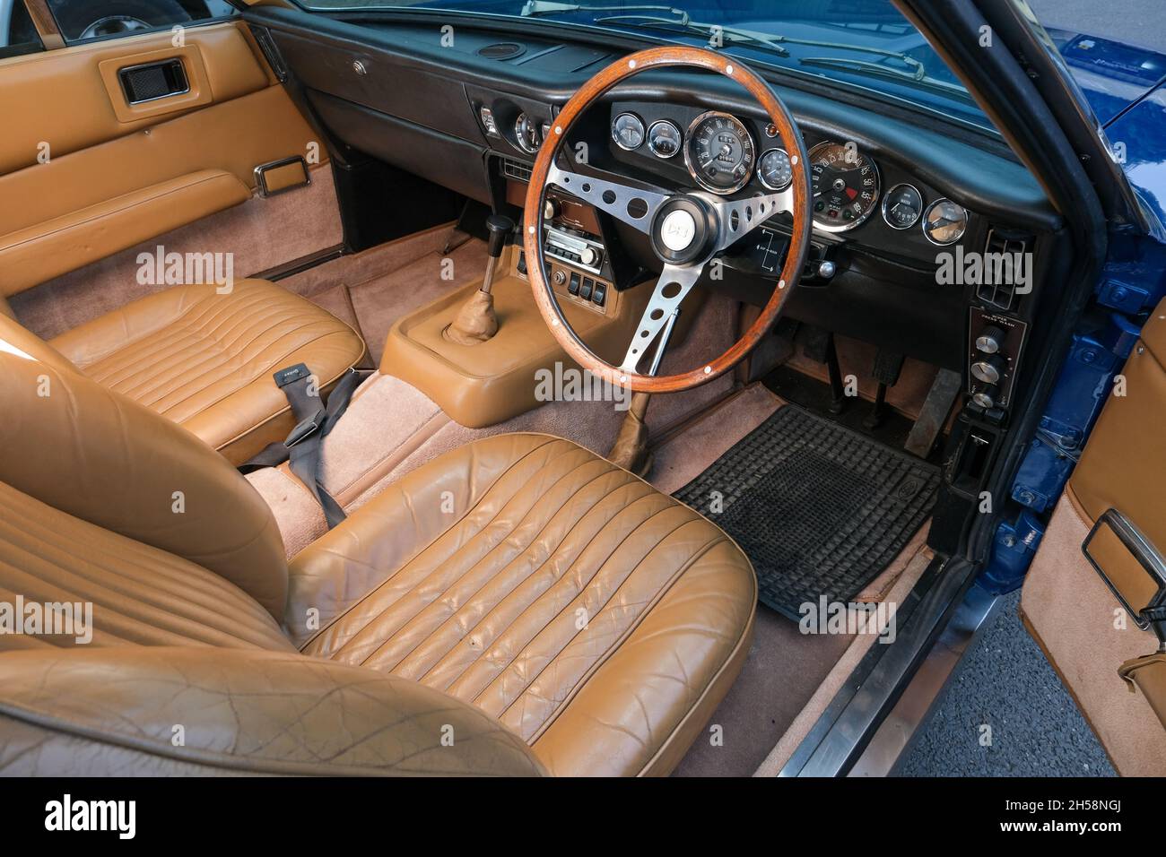 Foto interna con volante e cruscotto di un Aston Martin DBS Foto Stock