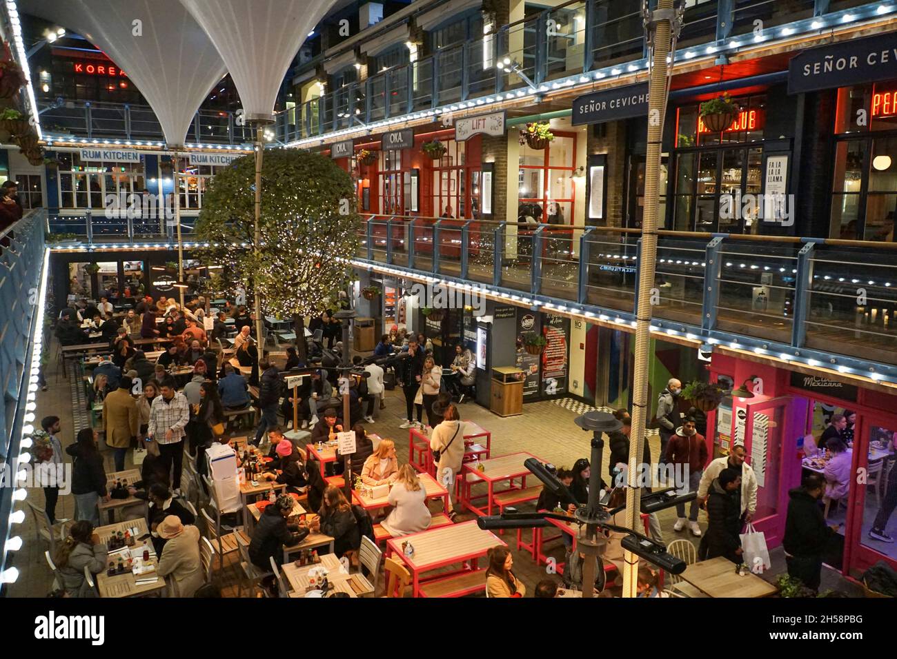 Londra, Regno Unito, 7 novembre 2021: A Kingly Court, appena fuori da Carnaby Street di Londra, nel cuore del West End, gli amanti dello shopping e i turisti possono fermarsi per mangiare al tramonto. Nonostante il freddo autunnale molte persone preferiscono ancora mangiare all'aperto, in quanto la buona ventilazione ha ridotto il rischio di trasmissione del coronavirus. Anna Watson/Alamy Live News Foto Stock