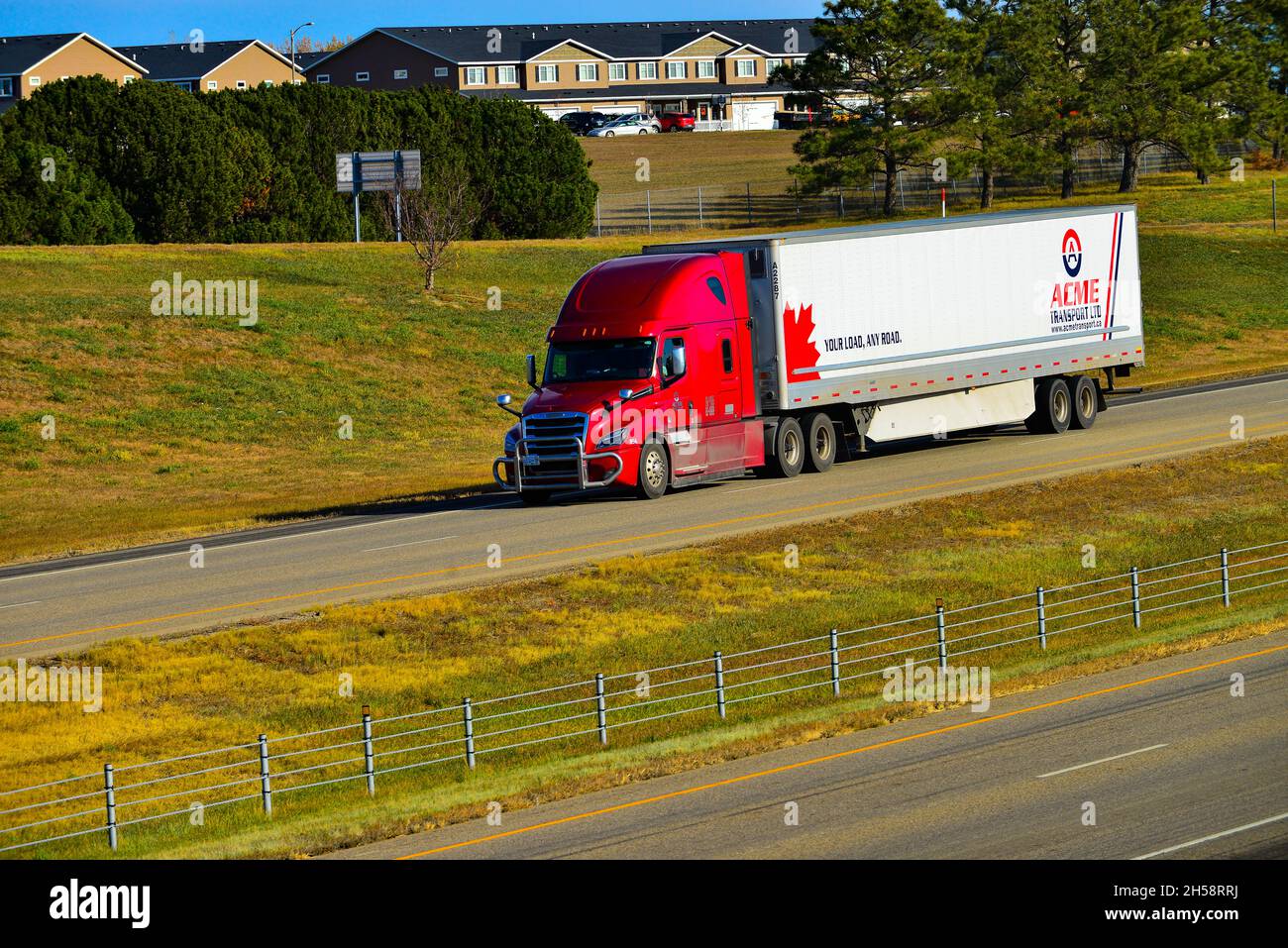 Camion commerciali che trasportano merci sull'interstate 94 attraverso il North Dakota. Foto Stock