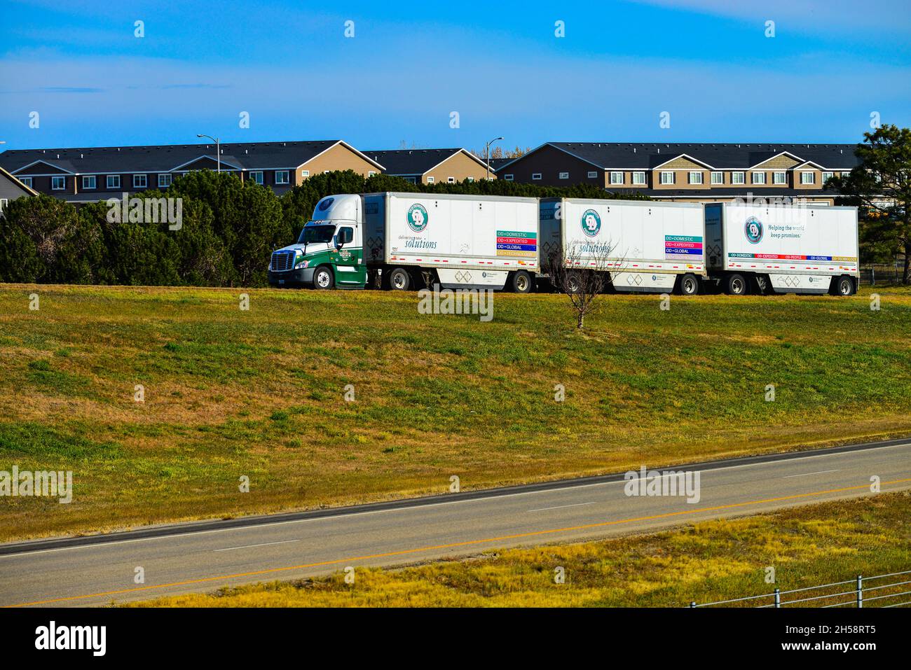 Camion commerciali che trasportano merci sull'interstate 94 attraverso il North Dakota. Foto Stock