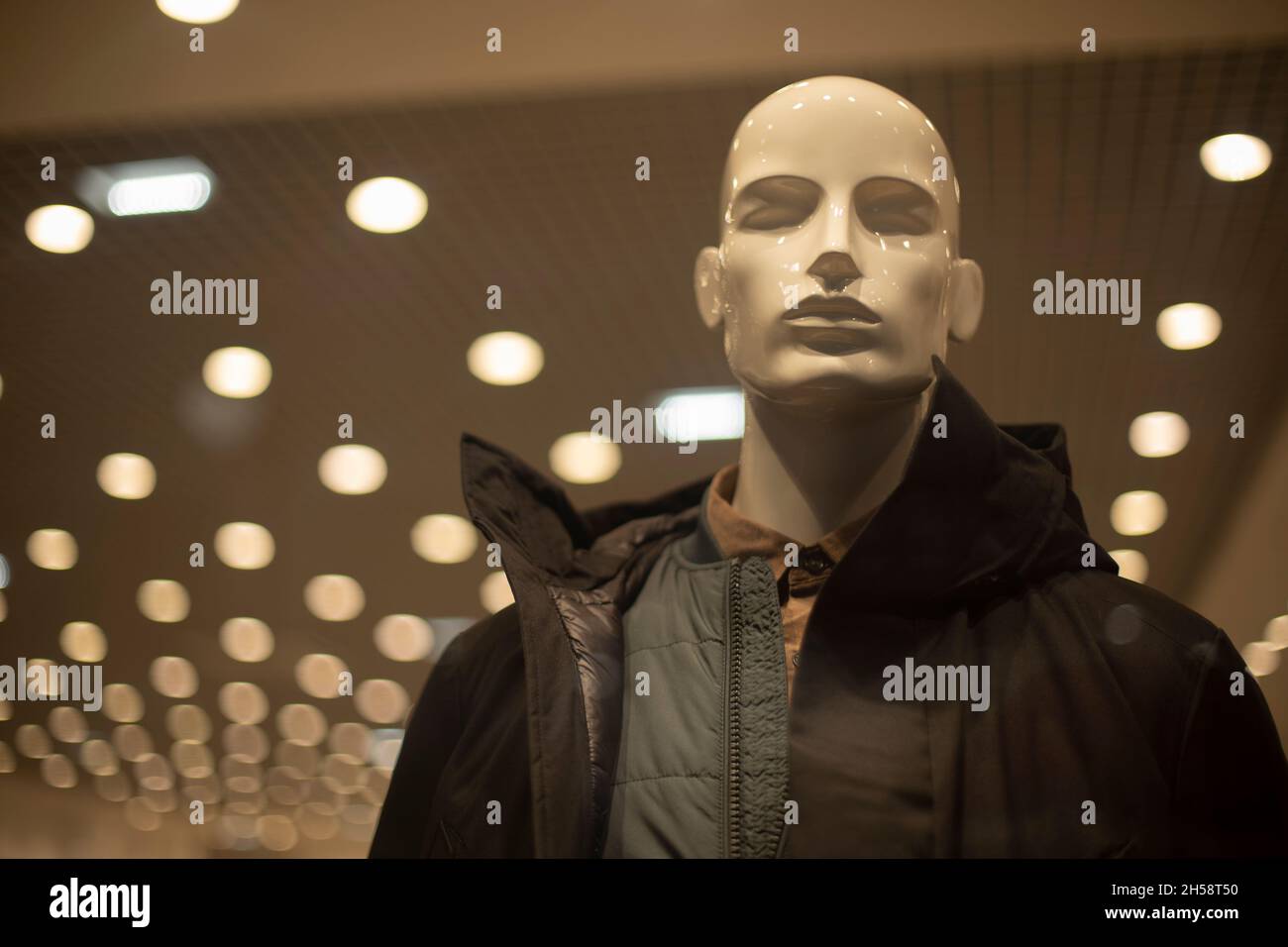 Manichino da uomo in giacca. Outerwear nel negozio. Vetrina del negozio di abbigliamento maschile. Dettagli di moda moderna. Collezione invernale di cose. Foto Stock