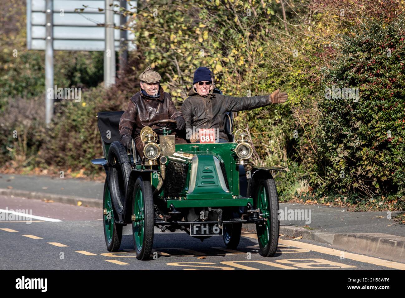 Il RM Sotheby's London to Brighton Veteran Car Run. Harry Lawson formò il primo club di automobilismo nel Regno Unito. Questo club ha celebrato il passaggio in legge il 14 novembre 1896 della Light locomotives on the Highway Act guidando 60 miglia da Londra a Brighton. L'atto del Parlamento del 1896 ha aumentato il limite di velocità per le "locomotive leggere" non superiore a 3 tonnellate, da 4 mph a 14 mph. La legge ha abolito l'obbligo per le automobili di essere precedute da un uomo a piedi con una bandiera rossa. Questo è il 125th Anniversary Credit: @Dmoonuk/Alamy Live News Foto Stock