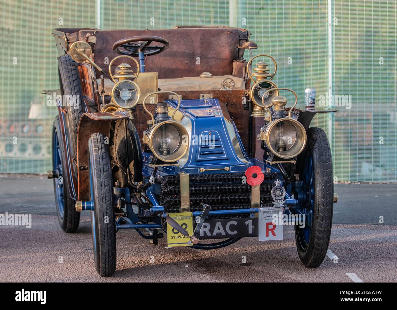 Il RM Sotheby's London to Brighton Veteran Car Run. Harry Lawson formò il primo club di automobilismo nel Regno Unito. Questo club ha celebrato il passaggio in legge il 14 novembre 1896 della Light locomotives on the Highway Act guidando 60 miglia da Londra a Brighton. L'atto del Parlamento del 1896 ha aumentato il limite di velocità per le "locomotive leggere" non superiore a 3 tonnellate, da 4 mph a 14 mph. La legge ha abolito l'obbligo per le automobili di essere precedute da un uomo a piedi con una bandiera rossa. Questo è il 125th Anniversary Credit: @Dmoonuk/Alamy Live News Foto Stock