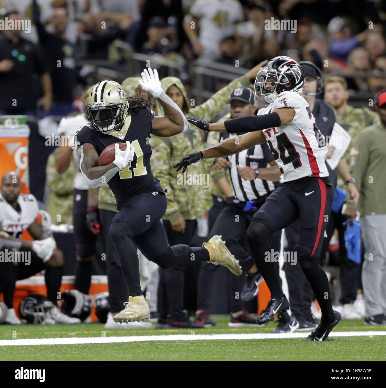 New Orleans, Stati Uniti. 7 novembre 2021. New Orleans Saints running back Alvin Kamara (41) è spinto fuori dai limiti da Atlanta Falcons Cornerback A.J. Terrell (24) al Caesars Superdome di New Orleans domenica 7 novembre 2021. Foto di AJ Sisco/UPI. Credit: UPI/Alamy Live News Foto Stock