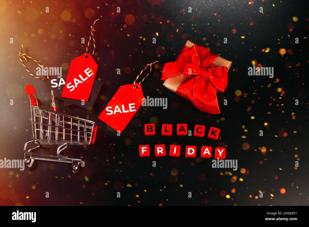 Creative design.Copy space.Shop carrello al supermercato. Vendita, sconto, shopaholism concept.Black Venerdì Super sale.Black Venerdì shopping concetto di vendita Foto Stock