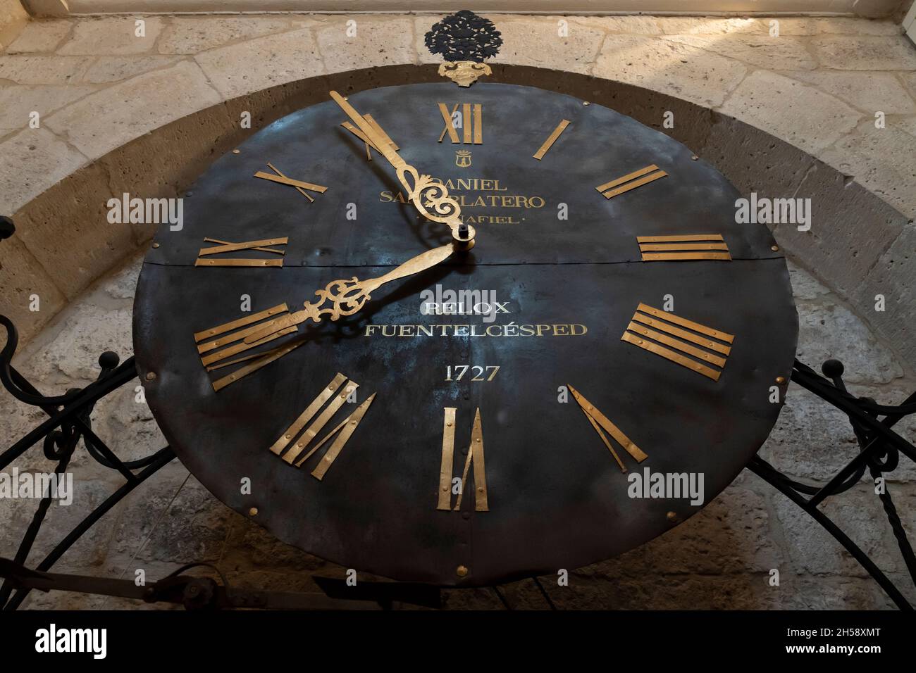 Orologio antico restaurato dell'Iglesia de Fuentecésped esposto nel Museo Comarcal de Arte Sacro, Peñafiel, Spagna. Foto Stock