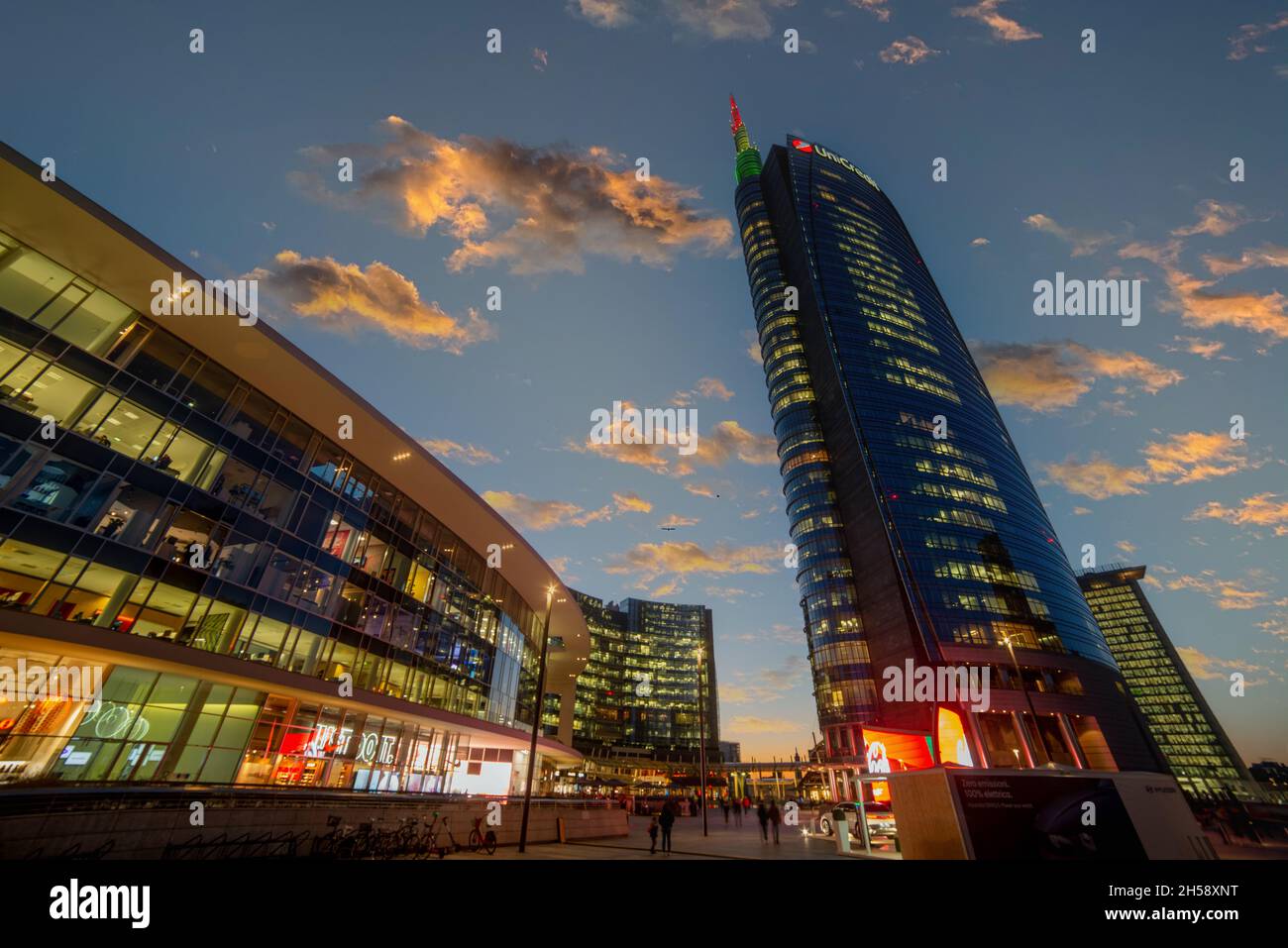 Milano Italia 5 Novembre 2021:simbolo della Milano contemporanea, Piazza Gae Aulenti è l'ambiente per vari spot pubblicitari e foto, oltre che per m Foto Stock