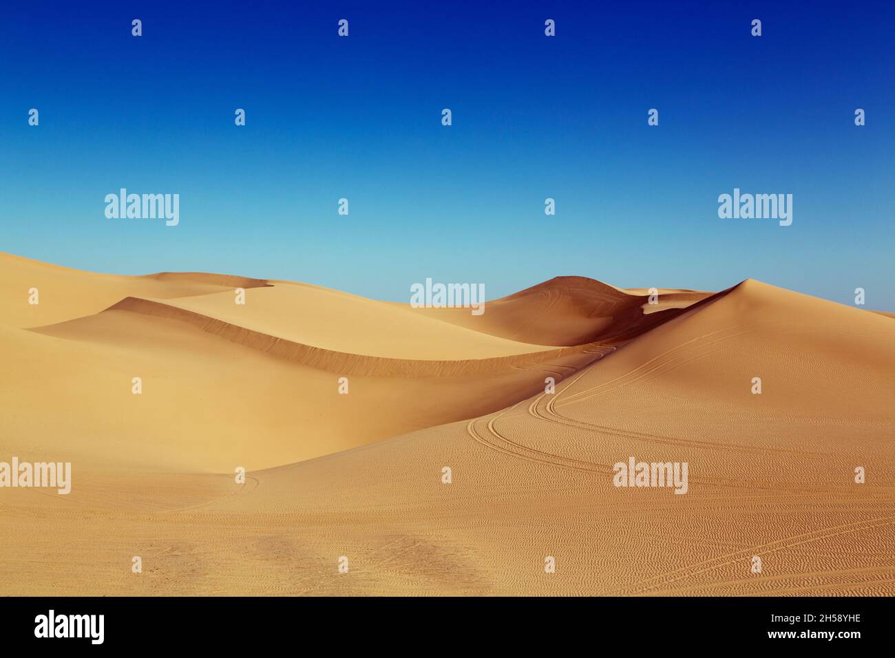 Situate nell'angolo sud-orientale della California, le dune di sabbia imperiali sono la più grande massa di dune di sabbia dello stato. Immagine originale da Carol M. H Foto Stock