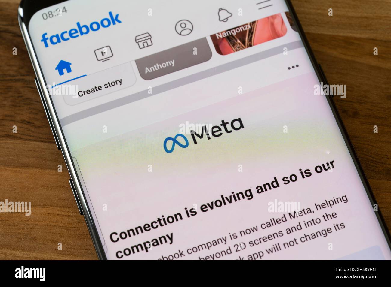 Facebook si è rinominato Meta - il marchio copre le app Facebook, Messenger, Instagram e WhatsApp - visualizzate sullo schermo di uno smartphone. REGNO UNITO Foto Stock