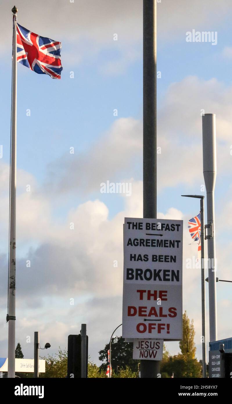 Cartello contro il protocollo post-Brexit dell’Irlanda del Nord, che mostra un’opposizione lealista unionista all’interno dell’Irlanda del Nord. Foto Stock
