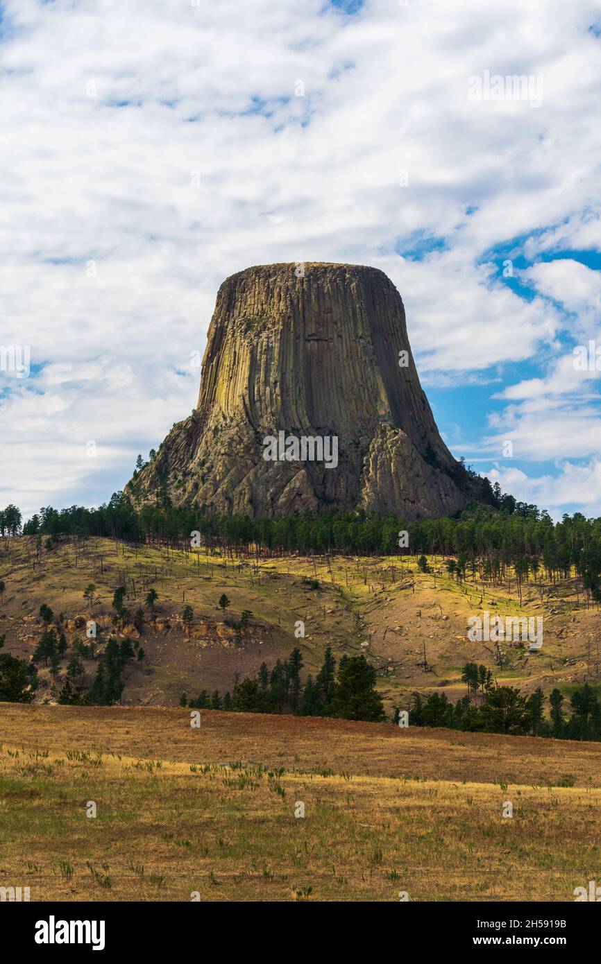 Le nuvole fanno da sfondo alla torre del Devils Tower National Monument, Wyoming Foto Stock