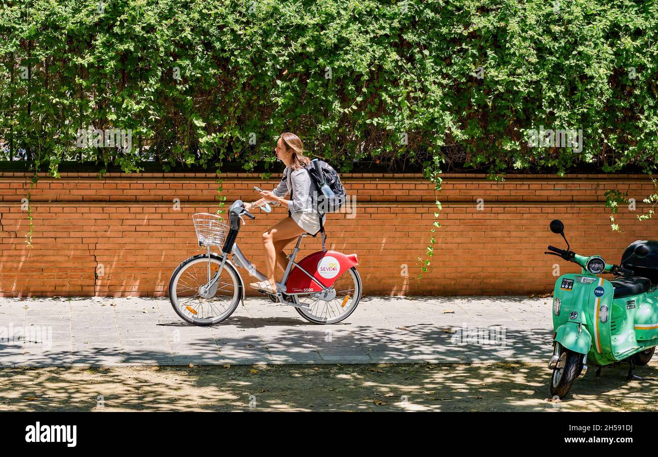 Siviglia, Spagna - 13 luglio 2021: L'uso di telefoni cellulari durante la guida, sia in bicicletta o altri mezzi di trasporto, oltre ad essere un crimine, è un Foto Stock