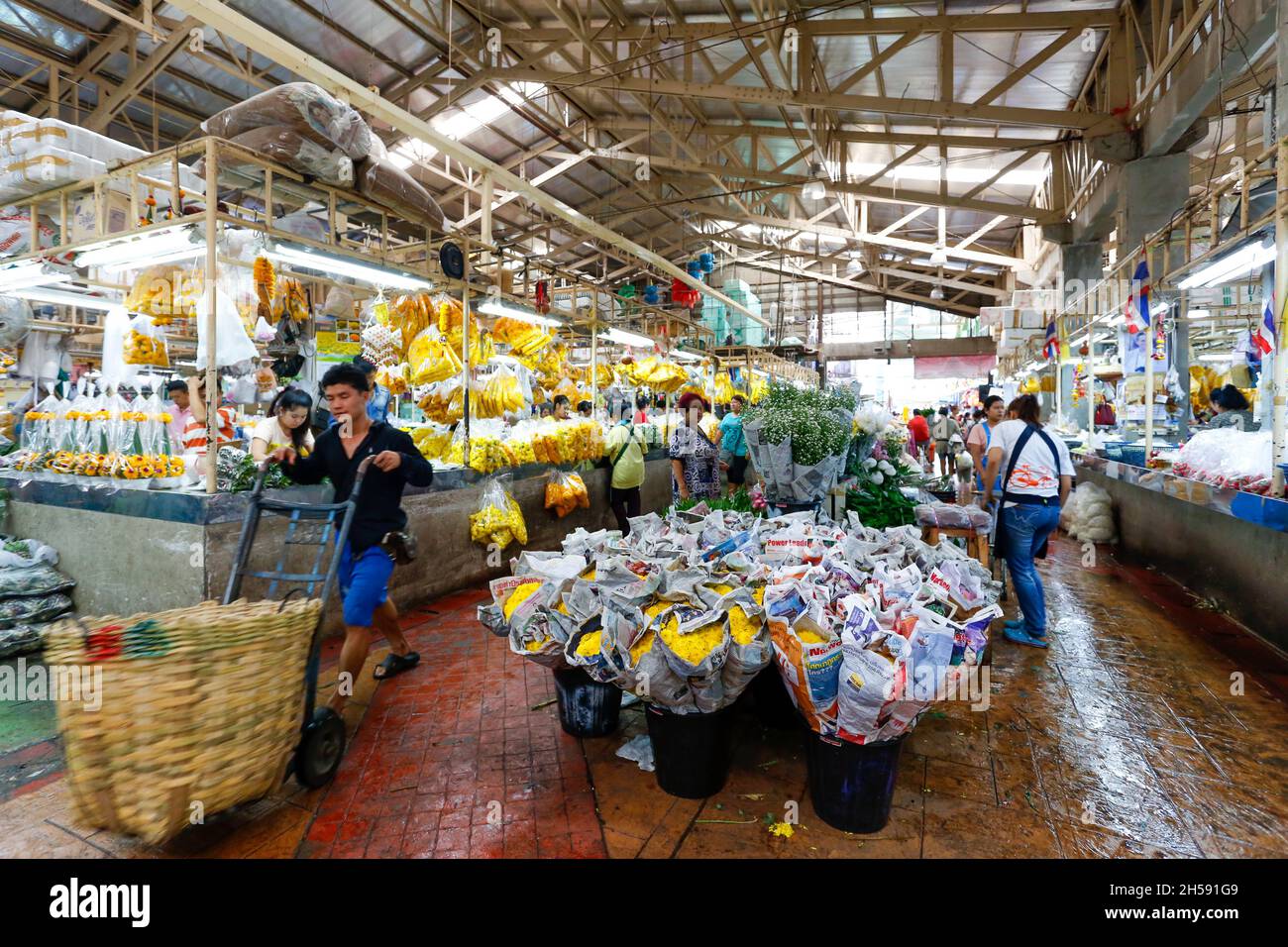 Bangkok, Thailandia - 15 febbraio 2015: Pak Khlong Talat è un mercato a Bangkok, Thailandia, che vende fiori, frutta e verdura. È il primar Foto Stock