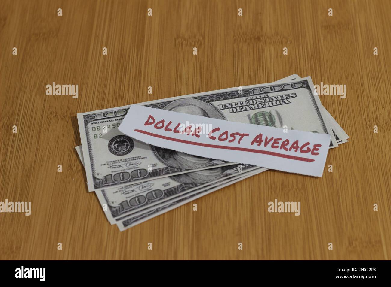 Foto concettuale, Stack casualmente Money paperand text Dollar Cost Average, o DCA Golden Rule Investment Foto Stock