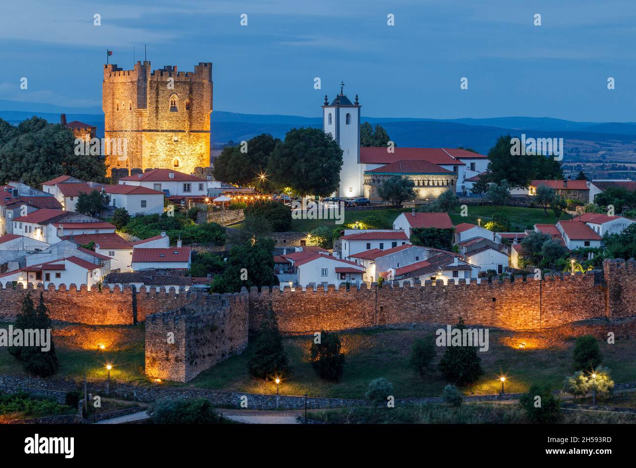 Bragana, Portogallo - 26 giugno 2021: Vista parziale, al crepuscolo, della cittadella medievale e del castello di Bragana in Portogallo. Foto Stock