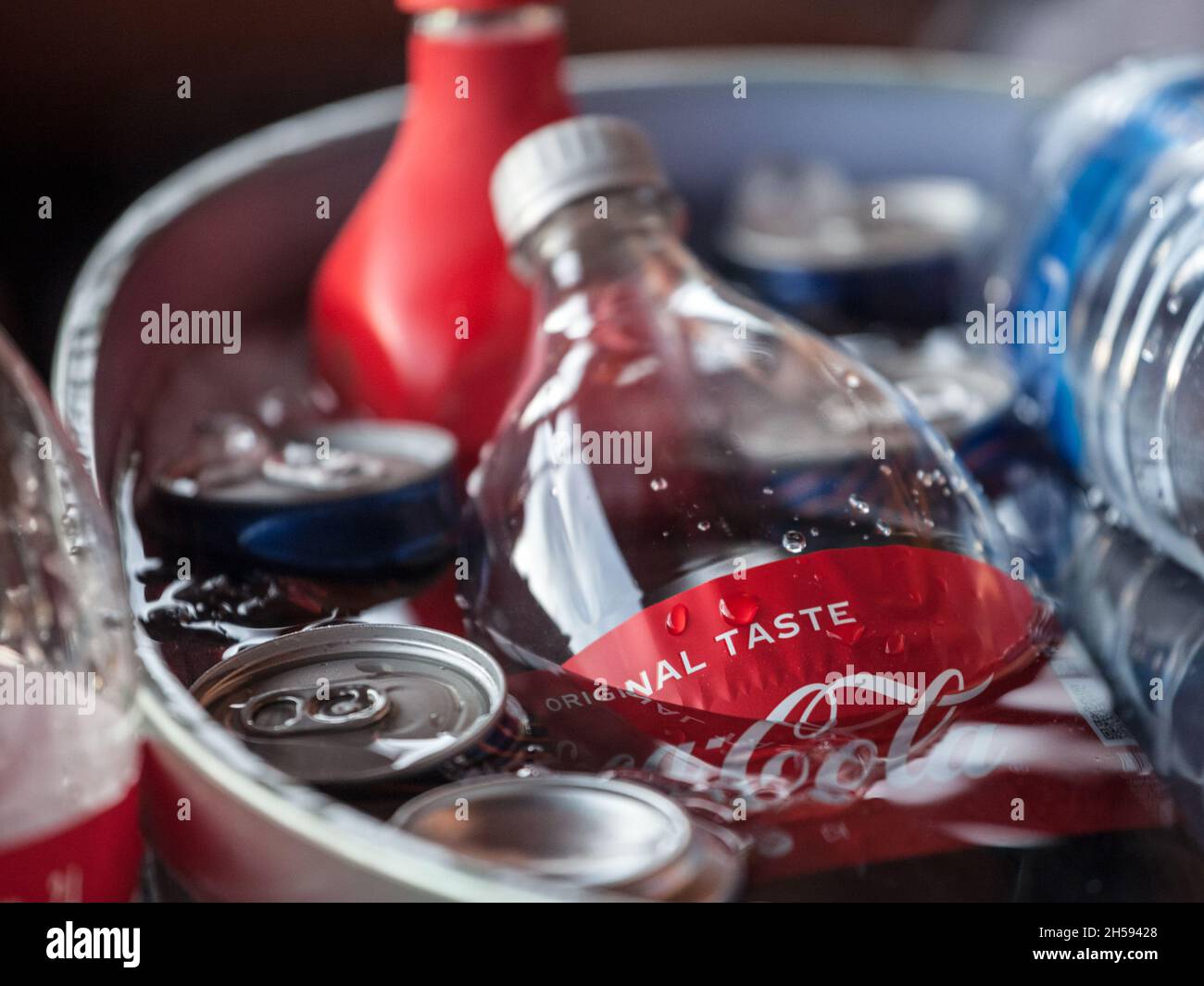 Foto di una bottiglia con il logo della coca cola scattata in un secchio, immersa in acqua ghiacciata. Noto anche come coke, è una bevanda analcolica gassata manufactu Foto Stock