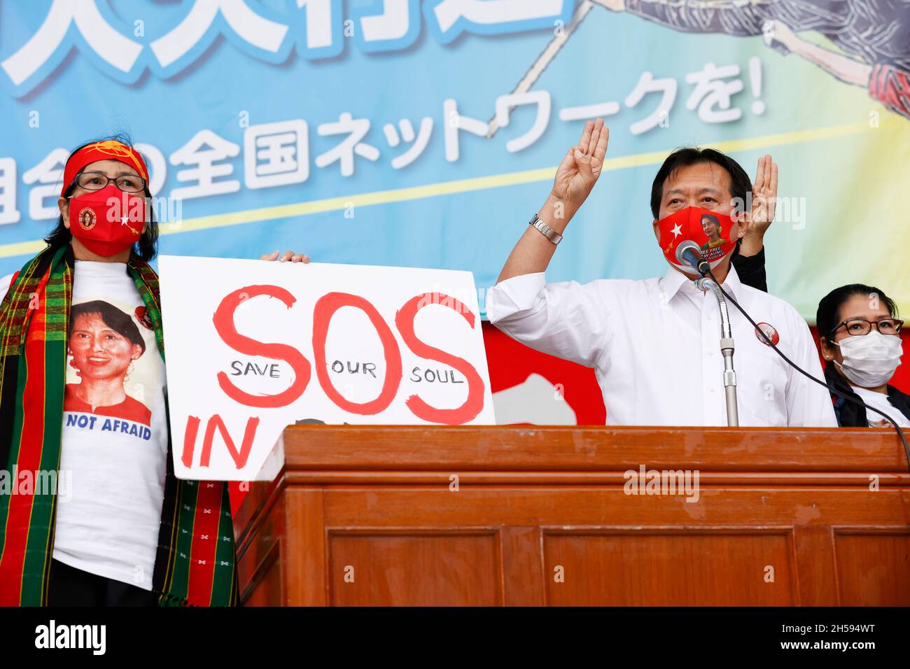 La gente ha pronunciato un discorso per fermare il colpo di stato militare in Myanmar a Hibiya Park prima di una protesta contro l'emendamento costituzionale giapponese del 7 novembre 2021 a Tokyo, Giappone. Migliaia di persone provenienti da varie organizzazioni di lavoro hanno preso le strade di Tokyo, tra cui un gruppo di rifugiati provenienti dal Myanmar che hanno chiamato a fermare il colpo di stato militare che si è svolto nel loro paese. Credit: Rodrigo Reyes Marin/AFLO/Alamy Live News Foto Stock