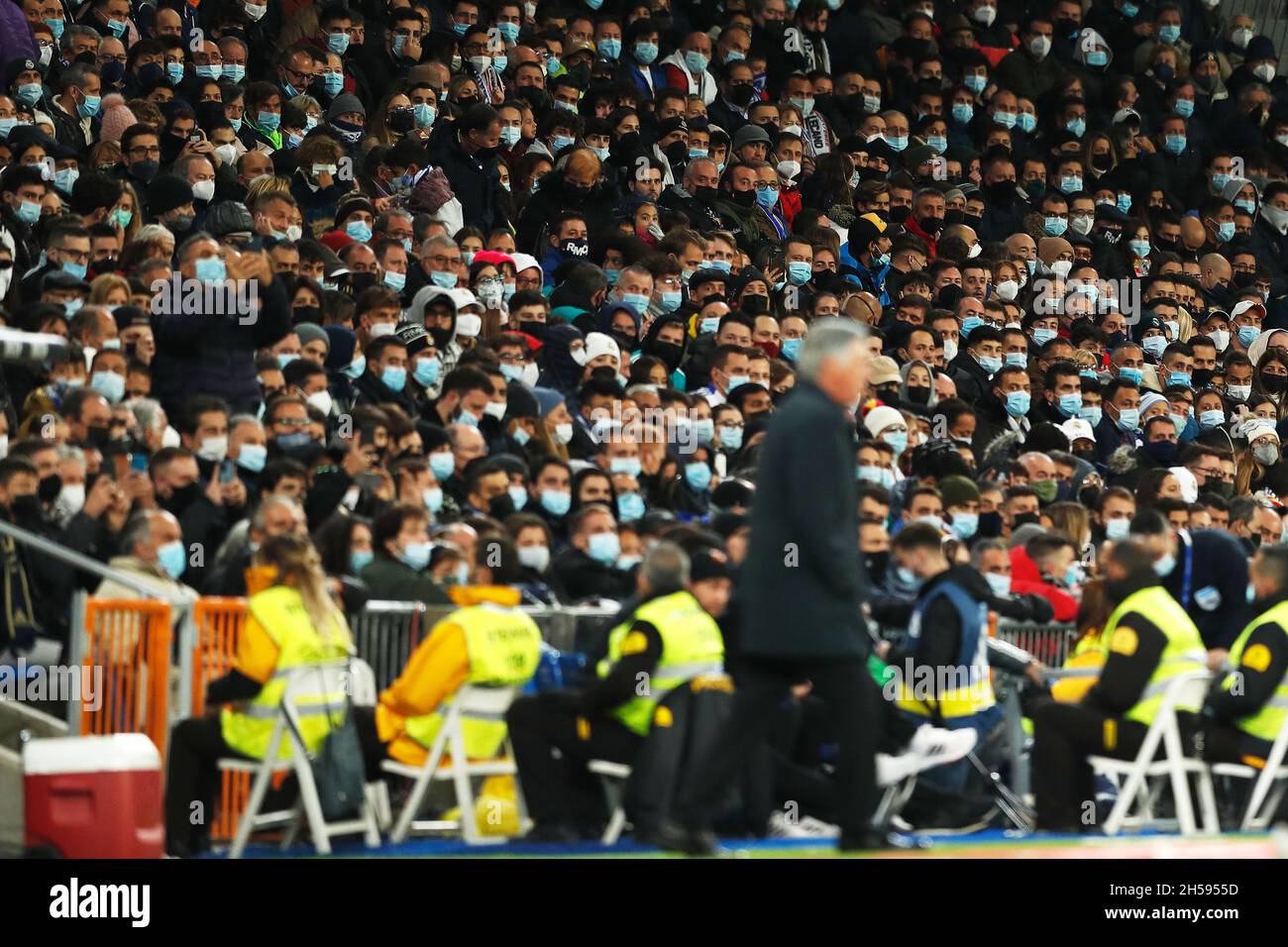 Madrid, Spagna. 6 novembre 2021. Vista generale dei tifosi Calcio : i tifosi in piedi che guardano il gioco indossando maschere durante la partita spagnola 'la Liga Santander' tra Real Madrid CF 2-1 Rayo Vallecano de Madrid all'Estadio Santiago Bernabeu di Madrid, Spagna . Credit: Mutsu Kawamori/AFLO/Alamy Live News Foto Stock
