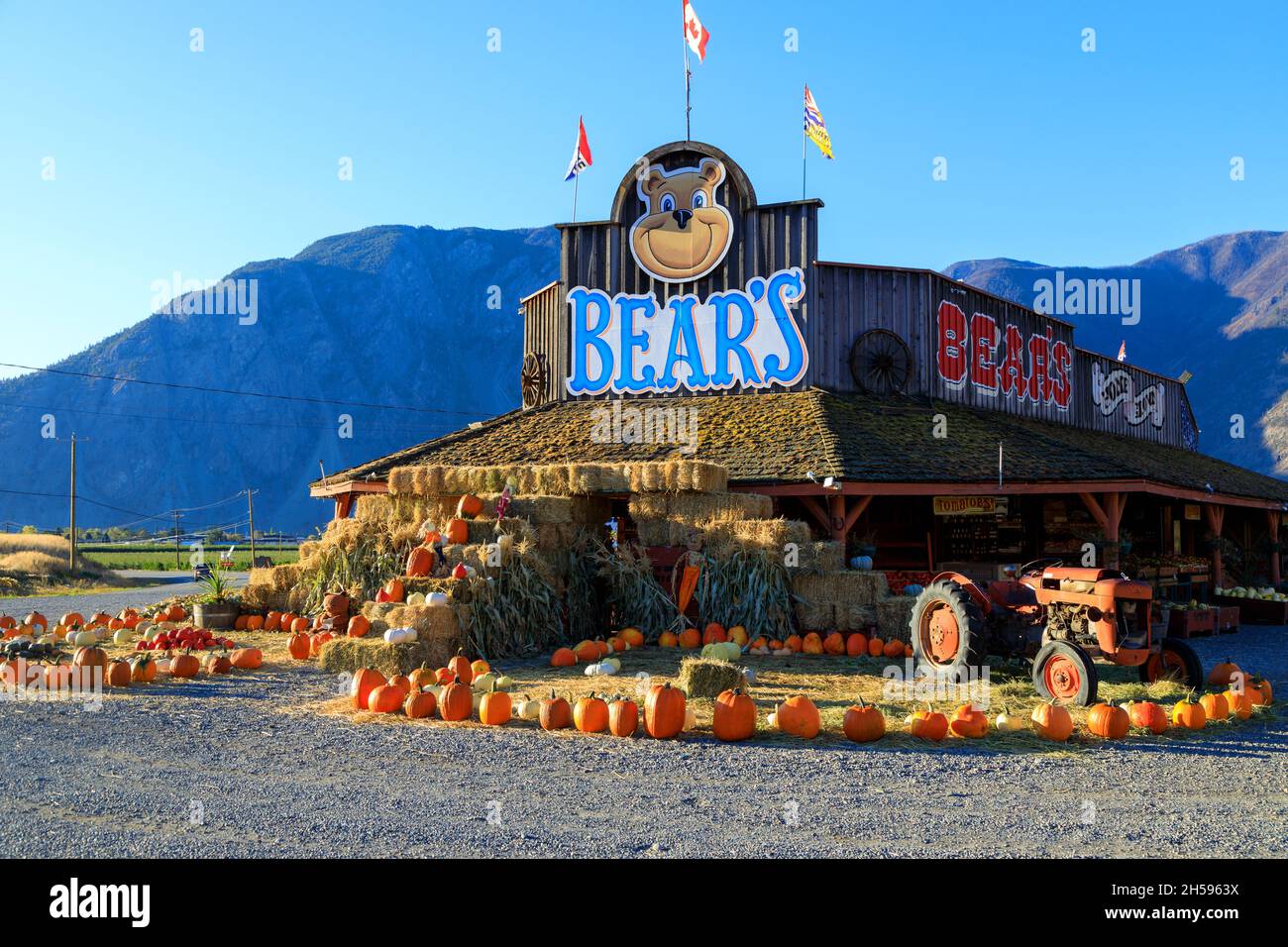 Keremeos, British Columbia, Canada - 30 settembre 2021: Porta frutta stand e contadini mercato esposizione e l'organizzazione di inverno squash celebrare il Foto Stock