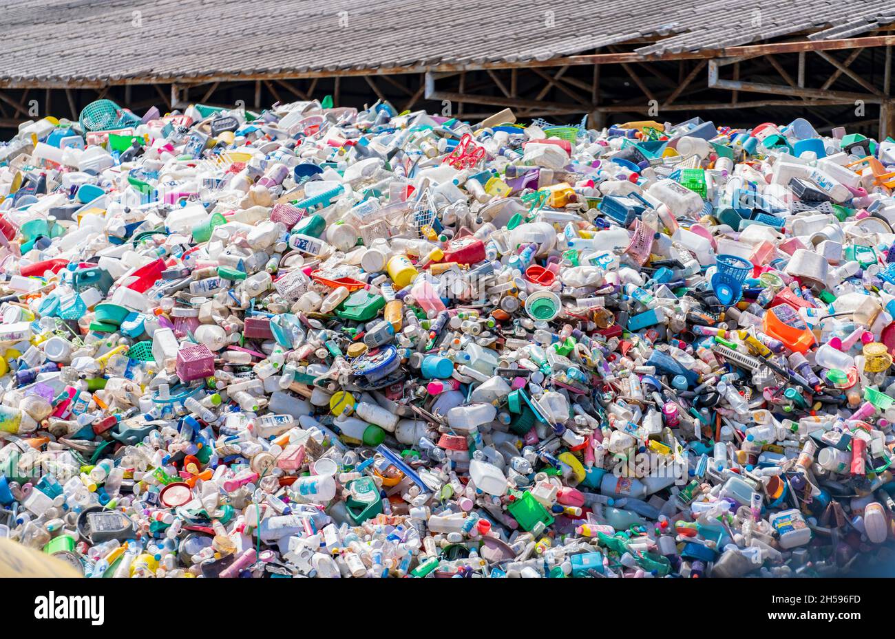 SAMUT PRAKAN, THAILANDIA-27 OTTOBRE 2021 : pile di bottiglia di plastica. Rifiuti di bottiglie di plastica per il riciclaggio in attività di riciclaggio. Rifiuti domestici di plastica Foto Stock