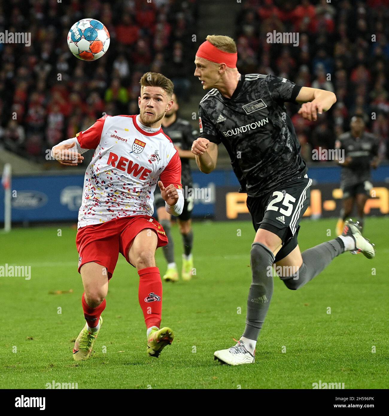 Colonia, Germania. 7 Nov 2021. Jan Thielmann (L) di Colonia vies con Timo Baumgartl dell'Union Berlin durante la partita di calcio tedesca di prima divisione Bundesliga tra il FC Cologne e il FC Union Berlin a Colonia, Germania, 7 novembre 2021. Credit: Ulrich Hufnagel/Xinhua/Alamy Live News Foto Stock