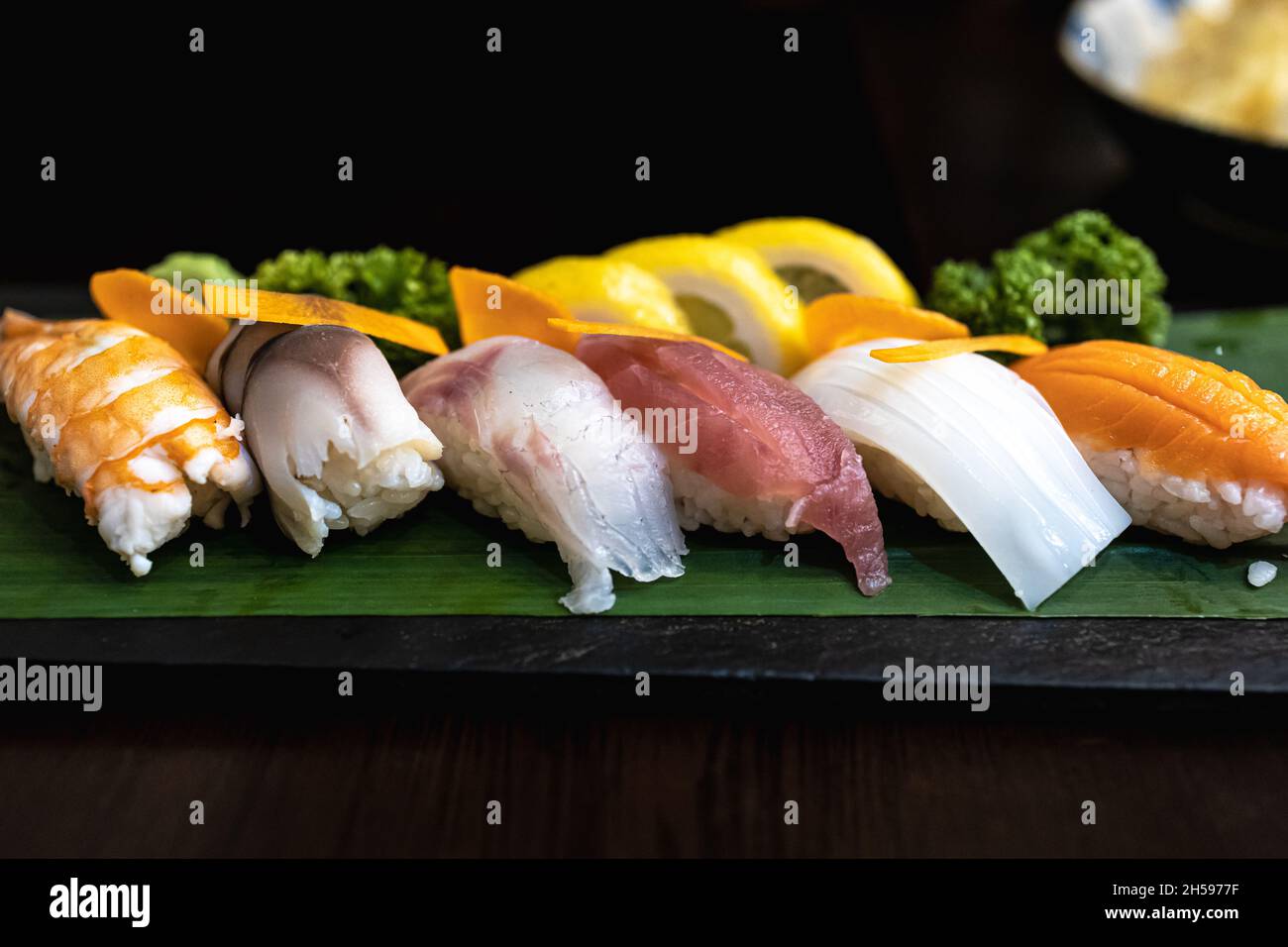 Il famoso sushi di cucina giapponese allestito al ristorante Foto Stock