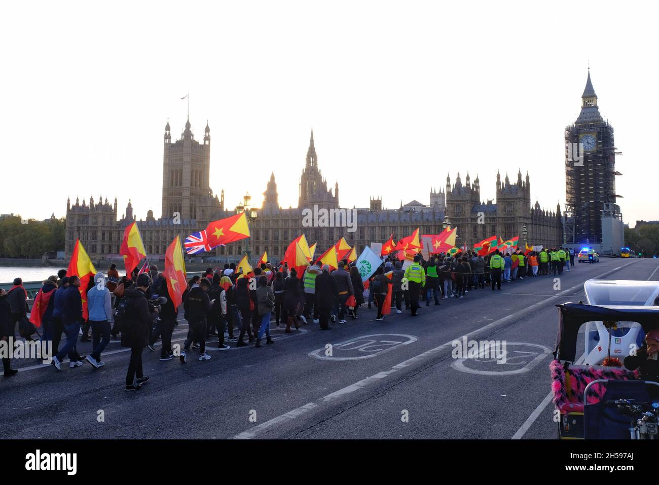 Londra, Regno Unito. 7 Nov 2021. I manifestanti hanno attraversato il ponte di Westminster come la disapora Tigrayan nella capitale riunitosi per celebrare il primo anniversario dell'operazione di polizia del primo Ministro etiope Abiy Ameds, che ha portato un milione di persone a fronteggiare condizioni di carestia, che sono interamente prodotti dall'uomo in quanto le colture sono state distrutte o saccheggiate, il bestiame rubato e gli aiuti umanitari sono deliberatamente bloccati. Credit: Undicesima ora Fotografia/Alamy Live News Foto Stock