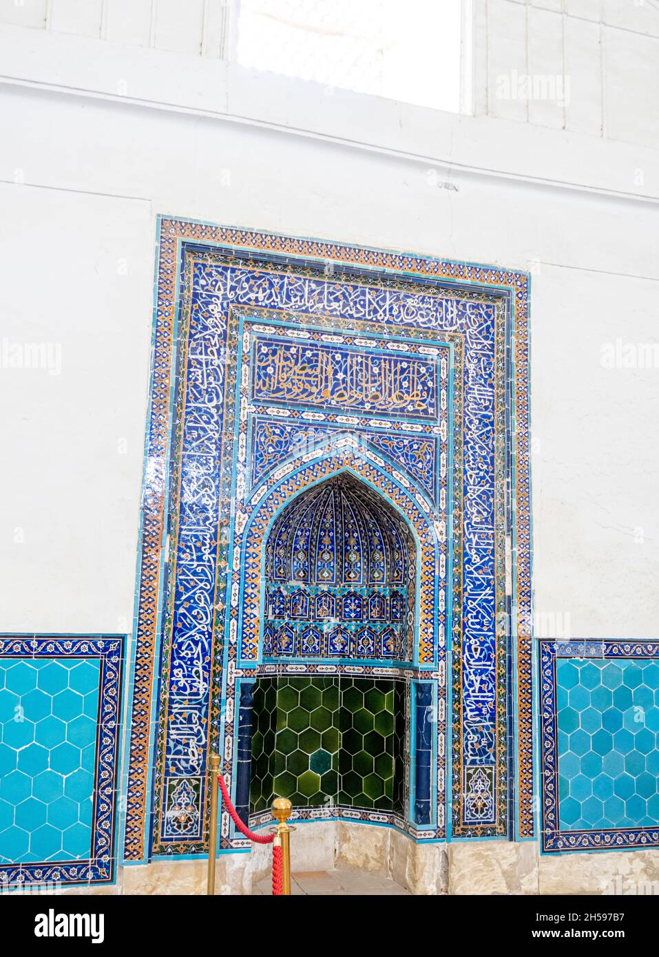 Colorato interno piastrellato di moschea all'interno del Mausoleo di Khoja Ahmed Yasawi, 14 ° secolo. Principale attrazione turistica per viaggiatori e visitatori in Turkistan Foto Stock