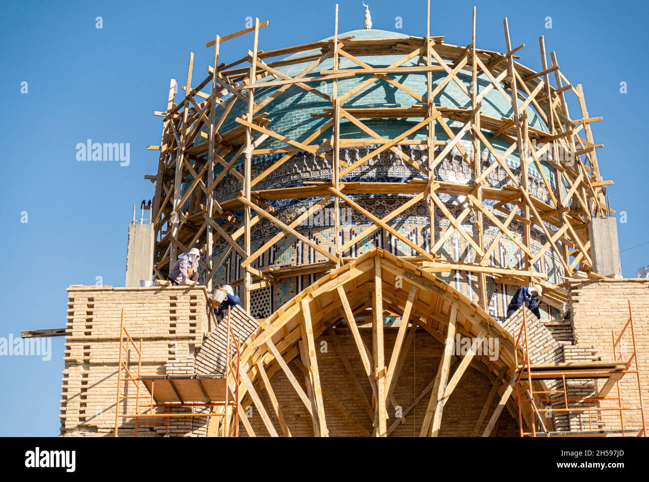 Lavori di ricostruzione sulla cupola del Mausoleo di Khoja Ahmed Yasawi, 14 ° secolo, principale attrazione turistica in Turkistan, Kazakhstan, Asia Centrale Foto Stock