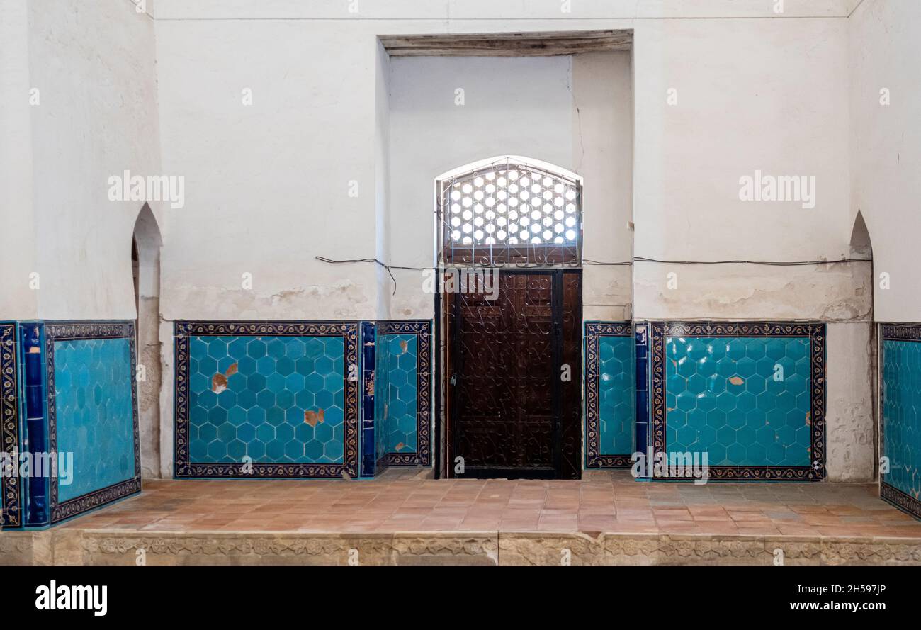 Colorato interno piastrellato di moschea all'interno del Mausoleo di Khoja Ahmed Yasawi, 14 ° secolo. Principale attrazione turistica per viaggiatori e visitatori in Turkistan Foto Stock