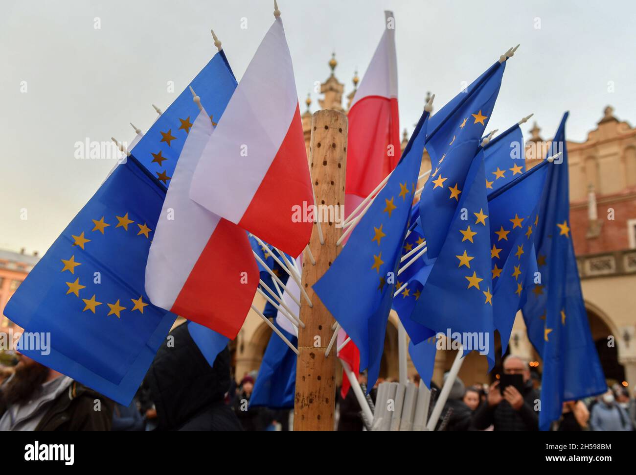 Cracovia, Polonia. 7 novembre 2021. Le bandiere dell'Unione europea e della Polonia sono state avvistate durante la protesta. Migliaia di persone prendono per le strade della Polonia per protestare dopo la morte di Izabela (Iza), di 30 anni, morto nella 22a settimana di gravidanza perché i medici non hanno interrotto il feto morente secondo la legge anti-aborto. (Foto di Alex Bona/SOPA Images/Sipa USA) Credit: Sipa USA/Alamy Live News Foto Stock