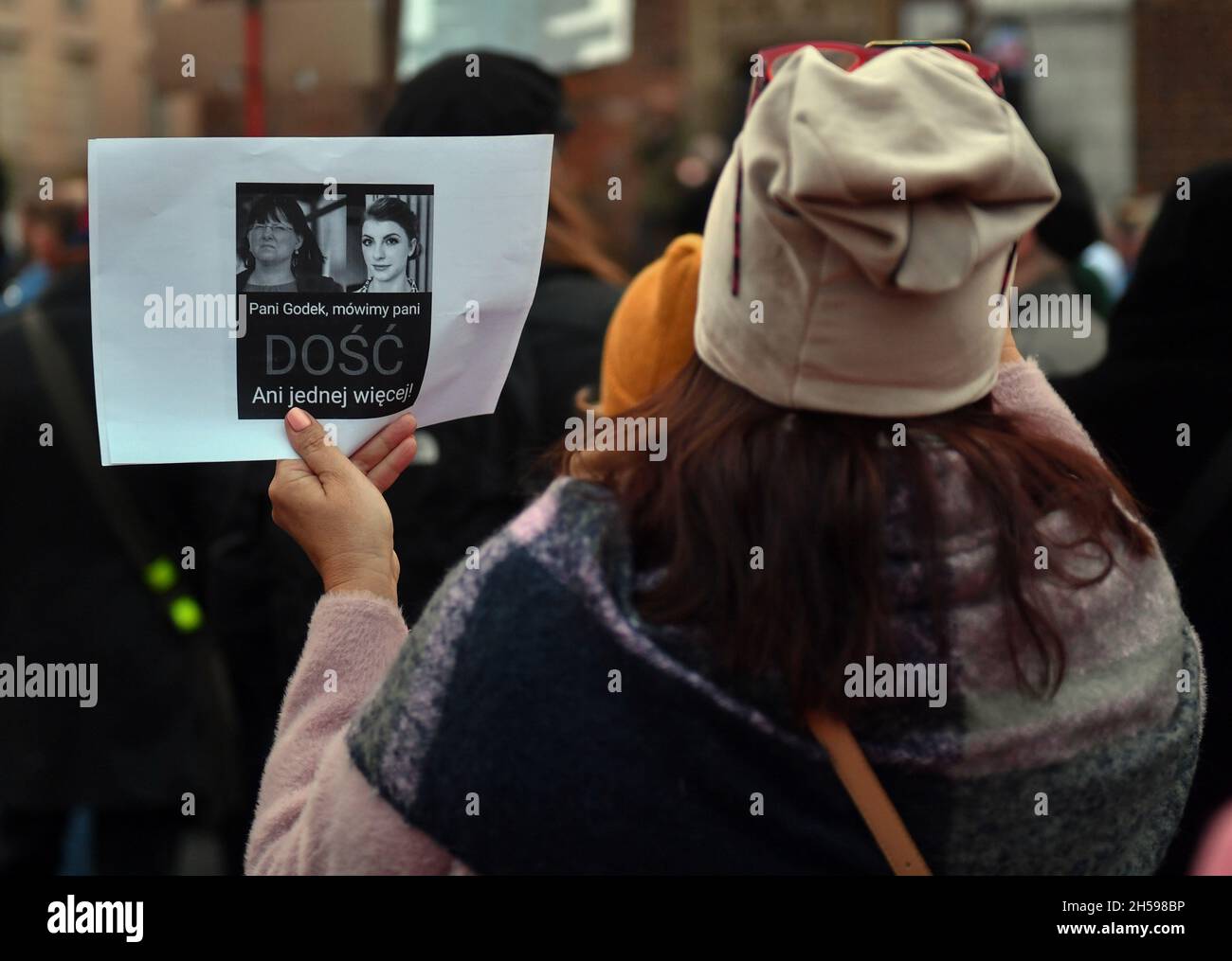 Cracovia, Polonia. 7 novembre 2021. Le proteste in Polonia dopo la morte di Izabela (Iza), di 30 anni, morto di shock settico in ospedale a Pszczyna.migliaia di persone prendono per le strade della Polonia per protestare dopo la morte di Izabela (Iza) di 30 anni, che è morto nella 22a settimana di gravidanza perché i medici non hanno interrotto il feto morente sotto la legge anti-aborto. (Foto di Alex Bona/SOPA Images/Sipa USA) Credit: Sipa USA/Alamy Live News Foto Stock