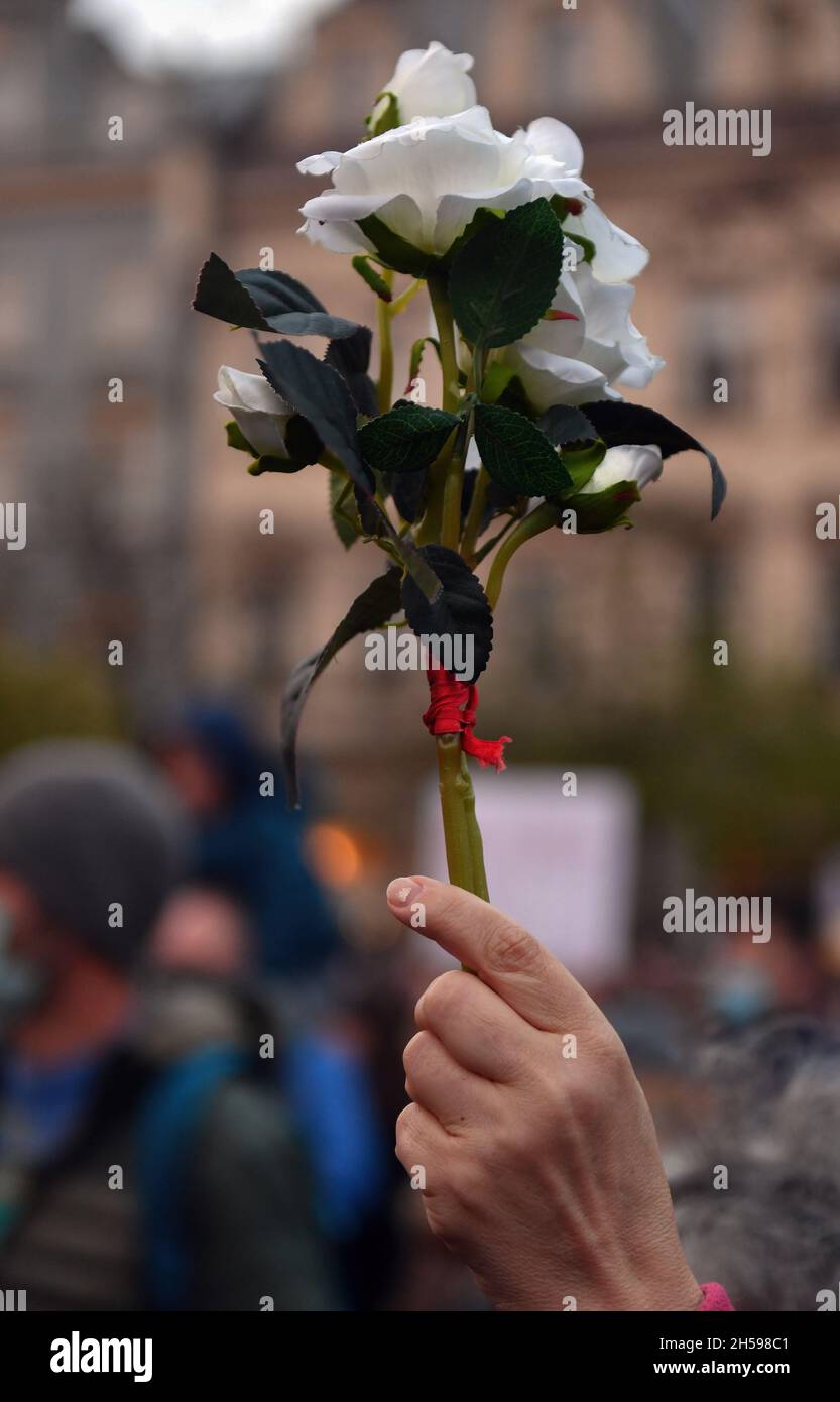 Cracovia, Polonia. 7 novembre 2021. Una donna con una rosa durante la protesta di domenica. Le proteste in Polonia dopo la morte di Izabela (Iza), di 30 anni, morto di shock settico in ospedale a Pszczyna.migliaia di persone prendono per le strade della Polonia per protestare dopo la morte di Izabela (Iza) di 30 anni, che è morto nella 22a settimana di gravidanza perché i medici non hanno interrotto il feto morente sotto la legge anti-aborto. (Foto di Alex Bona/SOPA Images/Sipa USA) Credit: Sipa USA/Alamy Live News Foto Stock