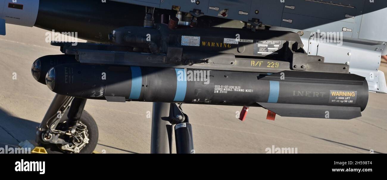 Tucson, USA - 6 novembre 2021: Una coppia di missili AGM-114 Hellfire montati su un drone per pettinatrice mq-9. Foto Stock