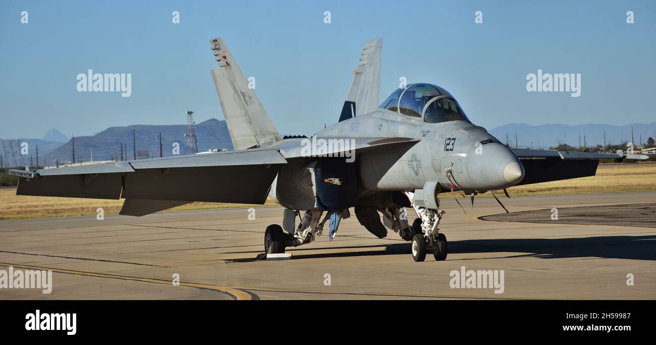 Tucson, USA - 6 novembre 2021: Un jet da caccia U.S. Navy fa-18 Hornet si prepara per il decollo sulla pista alla base dell'aeronautica militare Davis-Monthan Foto Stock