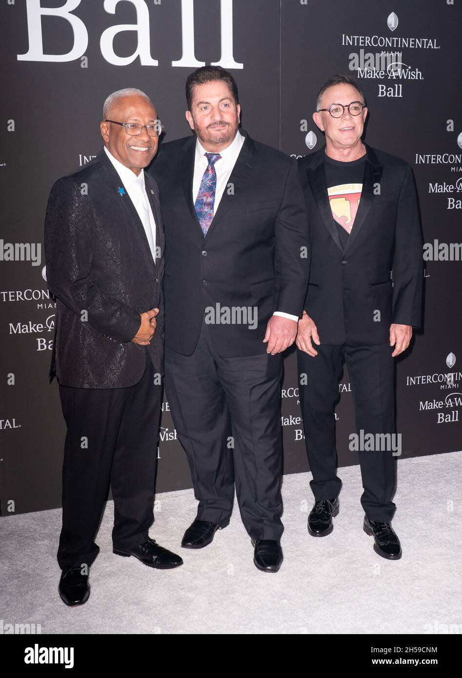 Miami, Florida, Stati Uniti. 6 novembre 2021. Norman Wedderburn, Dennis DeGori e Shareef Malnik partecipano alla ventiseiesima edizione della Make-A-Wish Ball di Miami all'InterContinental Miami il 6 novembre 2021 a Miami, Florida. Credit: Mpi140/Media Punch/Alamy Live News Foto Stock