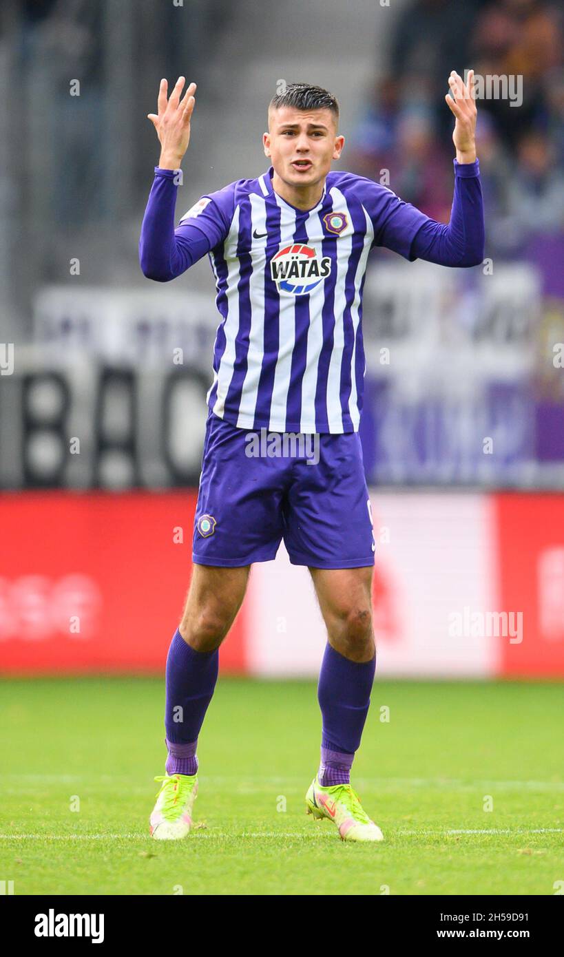 Aue, Germania. 7 novembre 2021. Calcio: 2. Bundesliga, Erzgebirge Aue - 1. FC Heidenheim, Matchday 13, Erzgebirgsstadion. Antonio Jonjic di Aue. Credit: Robert Michael/dpa-Zentralbild/dpa - NOTA IMPORTANTE: In conformità con le norme del DFL Deutsche Fußball Liga e/o del DFB Deutscher Fußball-Bund, è vietato utilizzare o utilizzare fotografie scattate nello stadio e/o del match sotto forma di immagini di sequenza e/o serie di foto video-simili./dpa/Alamy Live News Foto Stock
