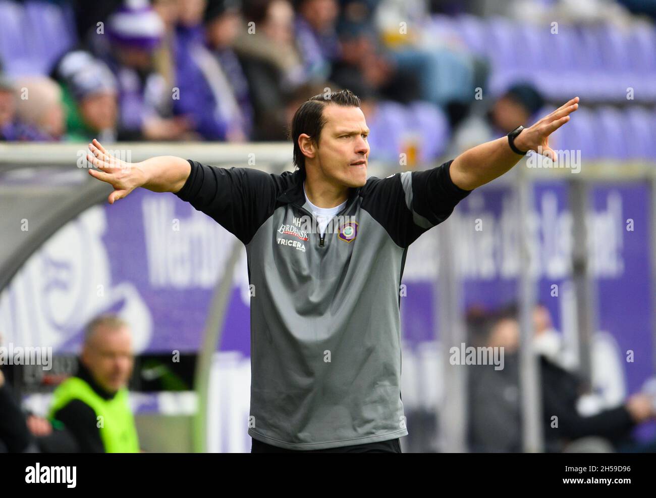 Aue, Germania. 7 novembre 2021. Calcio: 2. Bundesliga, Erzgebirge Aue - 1. FC Heidenheim, Matchday 13, Erzgebirgsstadion. Marc Hensel, il team manager di Aue, si occupa dei gesti. Credit: Robert Michael/dpa-Zentralbild/dpa - NOTA IMPORTANTE: In conformità con le norme del DFL Deutsche Fußball Liga e/o del DFB Deutscher Fußball-Bund, è vietato utilizzare o utilizzare fotografie scattate nello stadio e/o del match sotto forma di immagini di sequenza e/o serie di foto video-simili./dpa/Alamy Live News Foto Stock