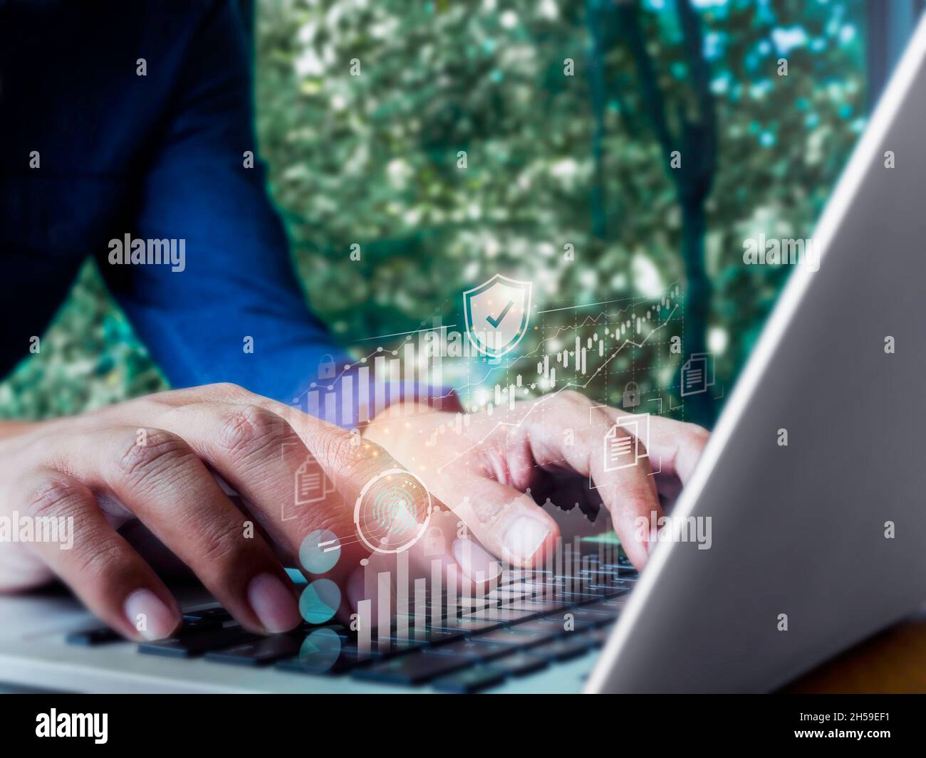 Icona virtuale, scudo di sicurezza, impronta digitale, grafico, grafico dal laptop mentre la mano dell'uomo d'affari lavora, usando il computer della tastiera. Dati di sicurezza informatica Foto Stock