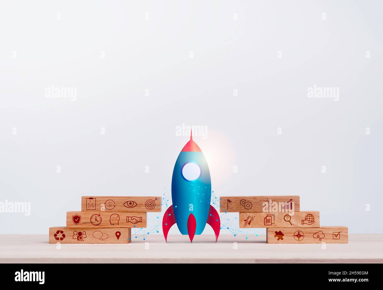 Gestione delle startup aziendali con processo di successo della crescita per il concetto di leadership. Il razzo con legno cubo blocchi passi con le icone di strategia di business su Foto Stock