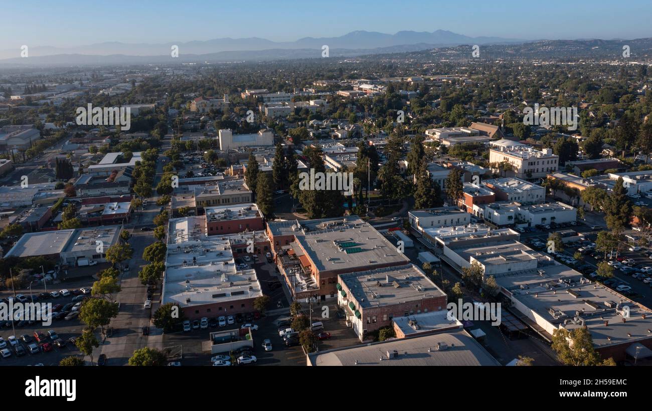 Vista aerea diurna dello storico skyline della città di Orange, California, USA. Foto Stock