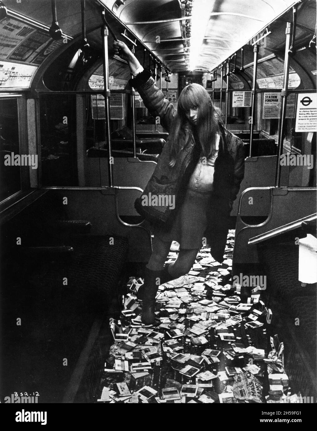 RITA TUSHINGHAM a casa sua su un treno della metropolitana di Londra nel SALOTTO DEL LETTO 1969 direttore RICHARD LESTER basato sul gioco di Spike Milligan Oscar Lewenstein Productions / United Artists Foto Stock