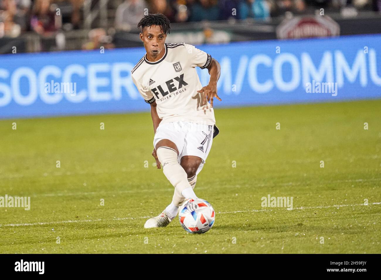 Denver, Colorado, USA, 7 novembre 2021, Los Angeles FC Forward Latif Blessing #8 fa un pass al Dick’s Sporting Goods Park (Photo Credit: Marty Jean-Louis) Credit: Marty Jean-Louis/Alamy Live News Foto Stock