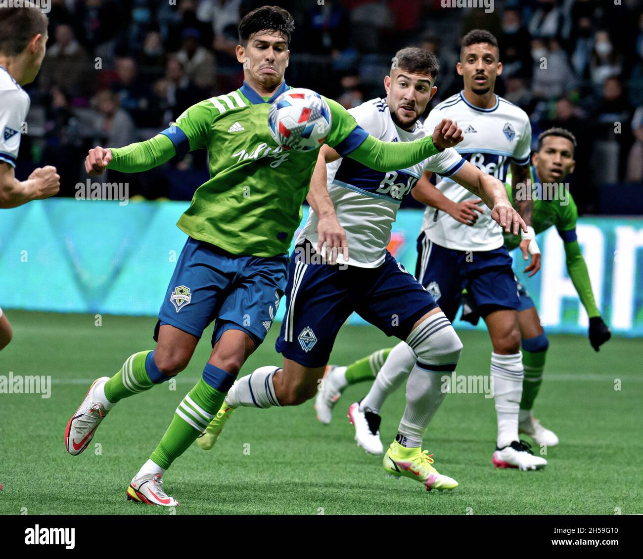 Vancouver, Canada. 7 Nov 2021. Seattle Sounders' Xavier Arreaga (1st L) e si compete durante una gara di stagione regolare MLS tra Vancouver Whitecaps e Seattle Sounders a Vancouver, Canada, il 7 novembre 2021. Credit: Andrew Soong/Xinhua/Alamy Live News Foto Stock